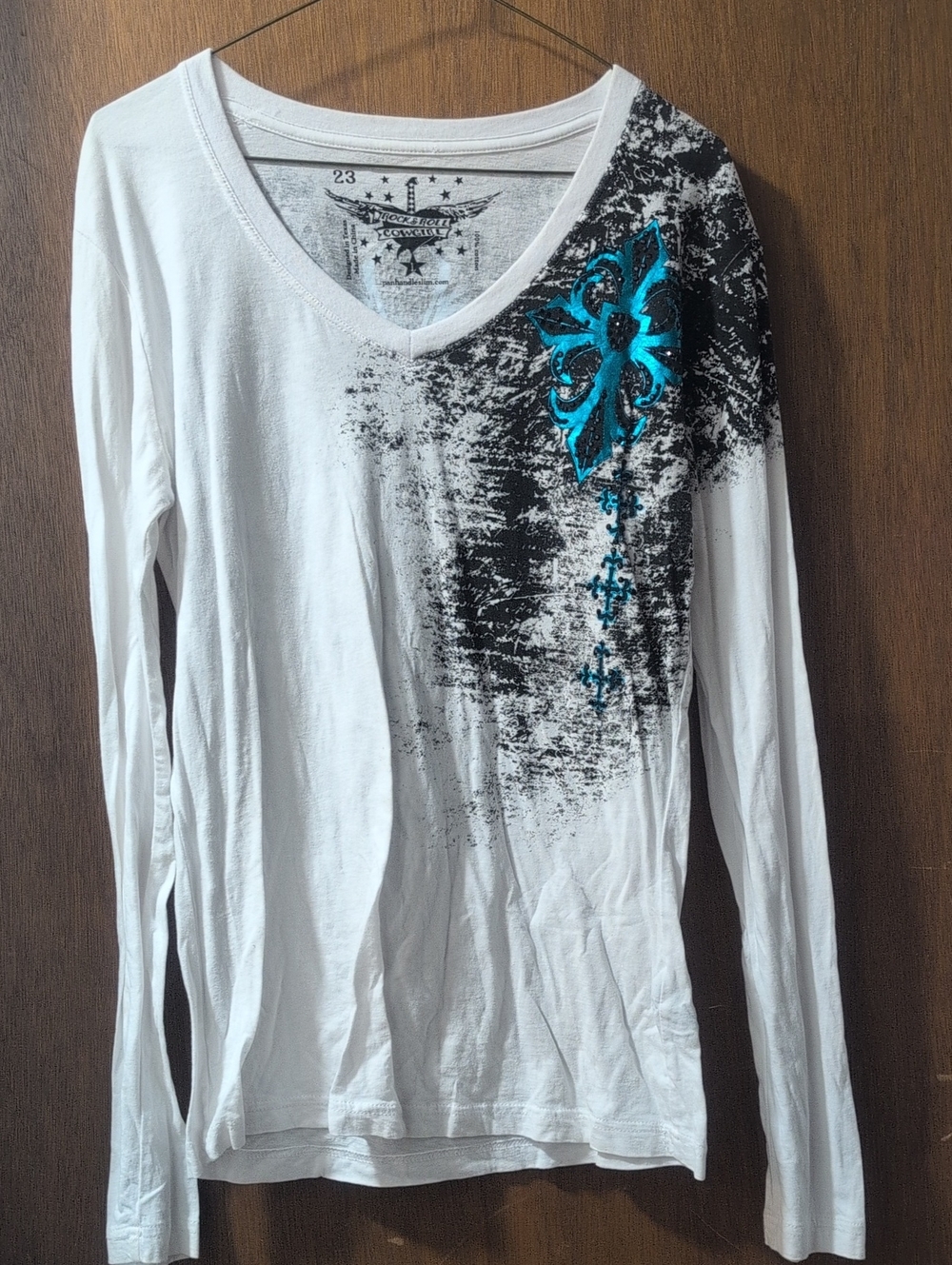 White Long-Sleeve V-Neck Top with Black Distressed & Teal Fleur Accent